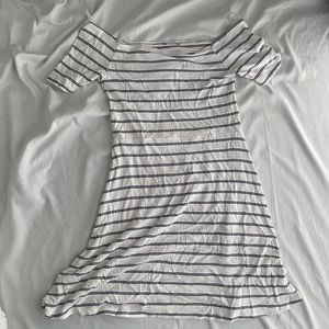 💖 4 for $25 sale 🎉 
Aeropostale Off the shoulder Striped dress